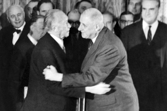 Le général de Gaulle (D) embrasse le chancelier allemand Konrad Adenauer après la signature du traité de coopération franco-allemand le 22 janvier 1963 dans le salon Murat du Palais de l'Elysée à Paris. AFP PHOTO / AFP PHOTO / -